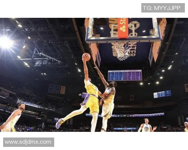 雄鹿与独行侠激战正酣球场上演精彩对决引发球迷热议 雄鹿与独行侠激战正酣球场上演精彩对决引发球迷热议